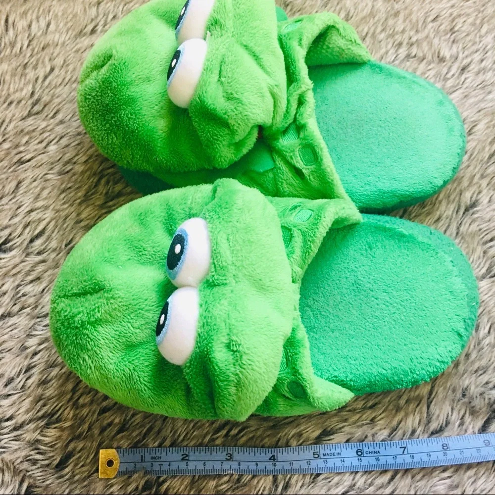 Kids  green stompy slippers size small